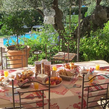 Table De Fred Otel Le Plan-de-la-Tour Dış mekan fotoğraf