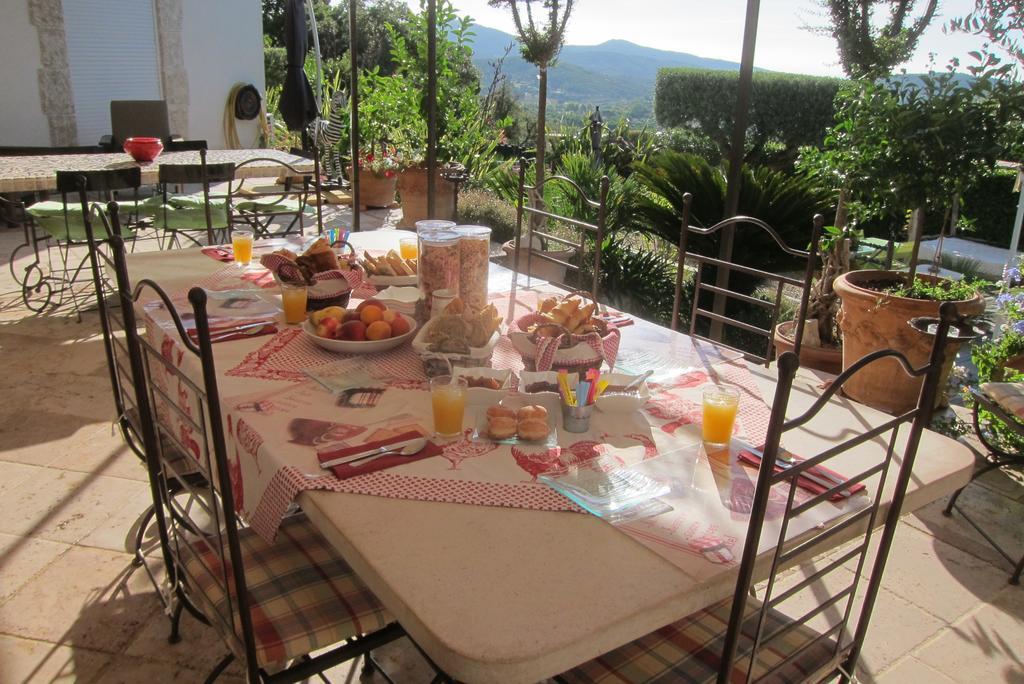 Table De Fred Otel Le Plan-de-la-Tour Dış mekan fotoğraf