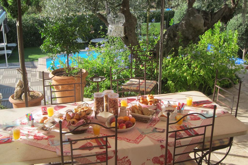 Table De Fred Otel Le Plan-de-la-Tour Dış mekan fotoğraf