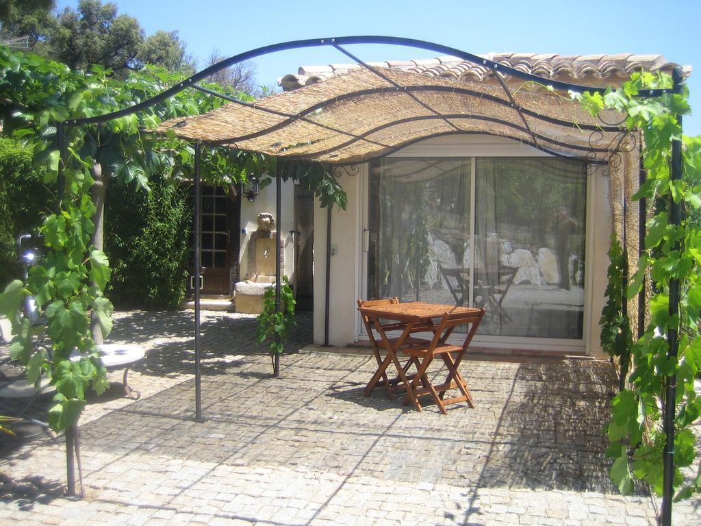 Table De Fred Otel Le Plan-de-la-Tour Dış mekan fotoğraf