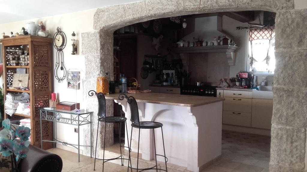 Table De Fred Otel Le Plan-de-la-Tour Dış mekan fotoğraf